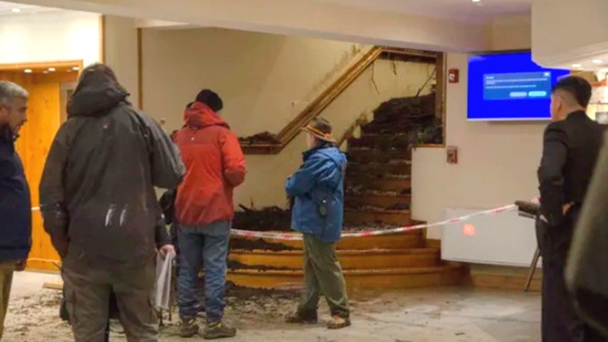 Tragedia en Bariloche: el desprendimiento provocó el ingreso de barro con fuerza a través de las habitaciones.