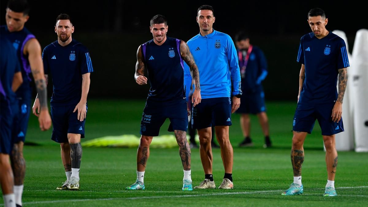 Mundial Qatar 2022: Ángel Di María y Rodrigo de Paul entrenaron normalmente en la previa al duelo con Croacia (Foto: Telam).