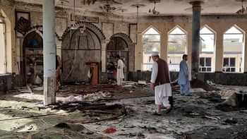 Afganistán: el brutal atentado en una mezquita de Kabul, en imágenes
