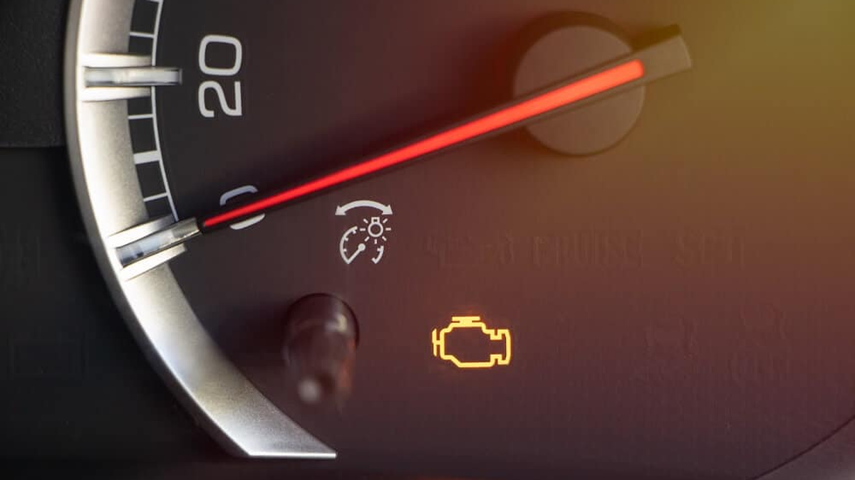 Qué significa que se encienda la luz testigo del motor en el tablero del auto