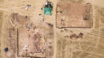 El mosaico está siendo estudiado por un equipo de arqueología de la Universidad de Leicester, cuyos expertos creen que el complejo fue habitado en su momento, entre los siglos III y IV d.C, por una persona acaudalada con un claro interés por la literatura clásica. El mosaico está siendo estudiado por un equipo de arqueología de la Universidad de Leicester, cuyos expertos creen que el complejo fue habitado en su momento, entre los siglos III y IV d.C, por una persona acaudalada con un claro interés por la literatura clásica.
