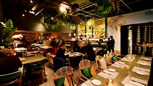 Atendían un restaurante, les llegó un mensaje desesperante y actuaron rápido: Por favor