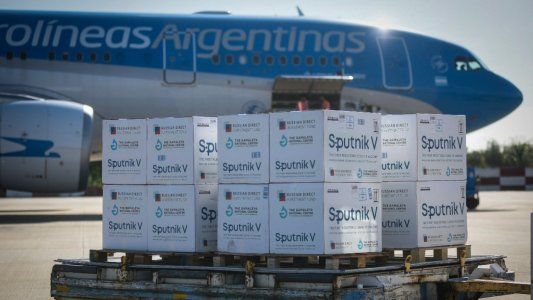 Llegó a Ezeiza el décimo vuelo de Aerolíneas Argentinas con 300 mil dosis de la vacuna Sputnik V