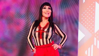 El blooper de Moria Casán apenas empezó Incorrectas: ¡Tiró parte de la escenografía!