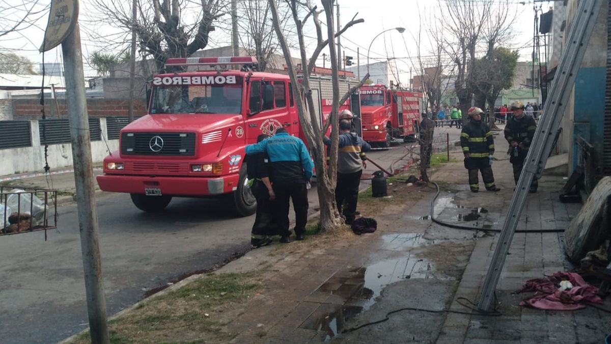 En el lugar trabajaron tres autobombas de Bomberos Voluntarios, tres ambulancias del SAME y personal de Defensa Civil. 