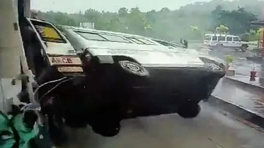 El momento del dramático accidente de una ambulancia que causó una tragedia en la India