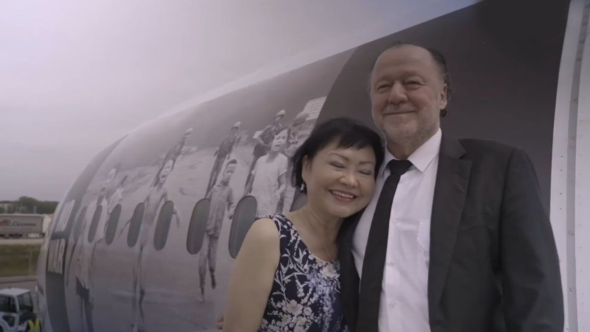 Kim Phuc con Enrique Piñeyro. En el vuelo que rescató a niños ucranianos de  las bombas rusas. (Foto: Captura de TV)