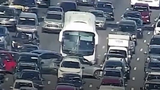 VIDEO: el impresionante choque múltiple en la General Paz en el que un micro impactó contra 9 autos