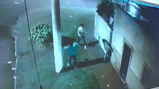 Video del brutal ataque motochorro en Tucumán: una pareja se resistió a un robo y el ladrón les disparó en las piernas