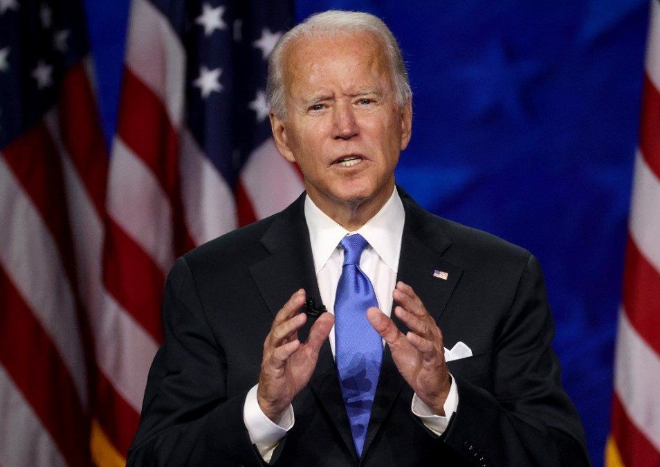 Biden, al aceptar la nominación para enfrentar a Trump: Superaremos esta temporada de oscuridad