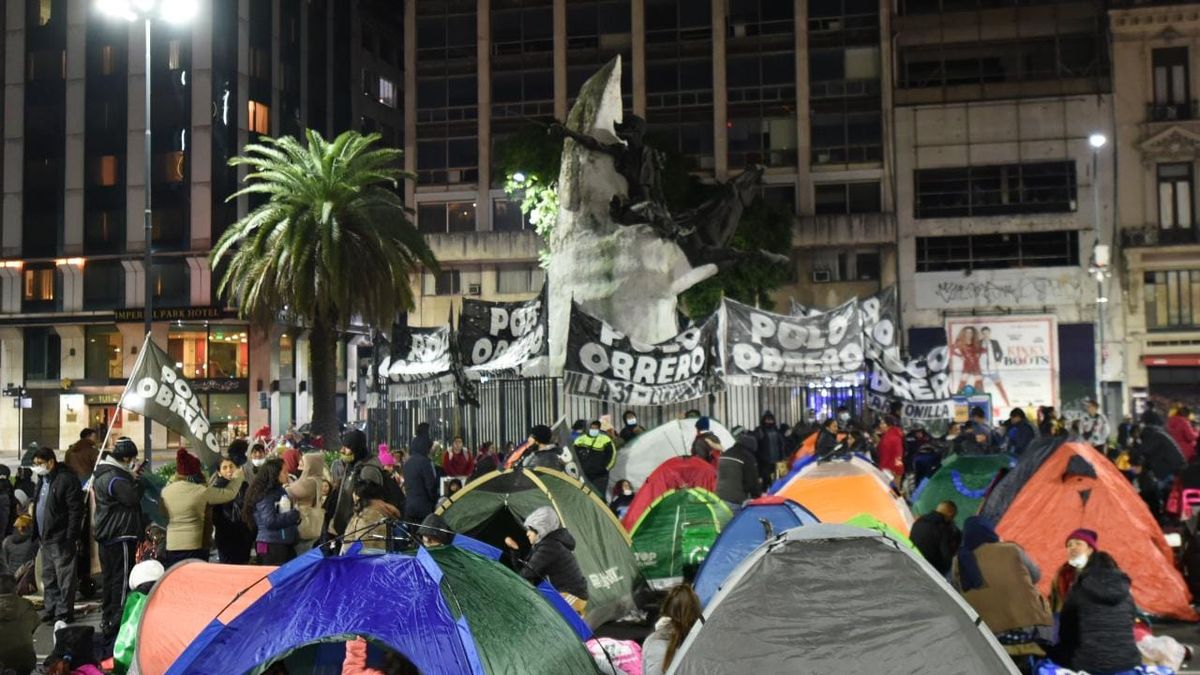 Organizaciones piqueteras amenazan con un acampe frente al Ministerio de Desarrollo Social. (Ojo Obrero Fotografía)