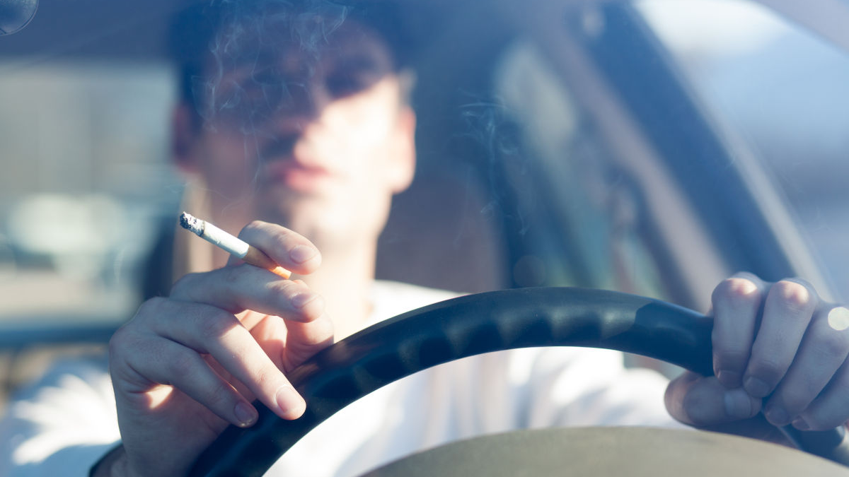 Mostró el truco definitivo para sacar el olor a cigarrillo del auto y se volvió viral