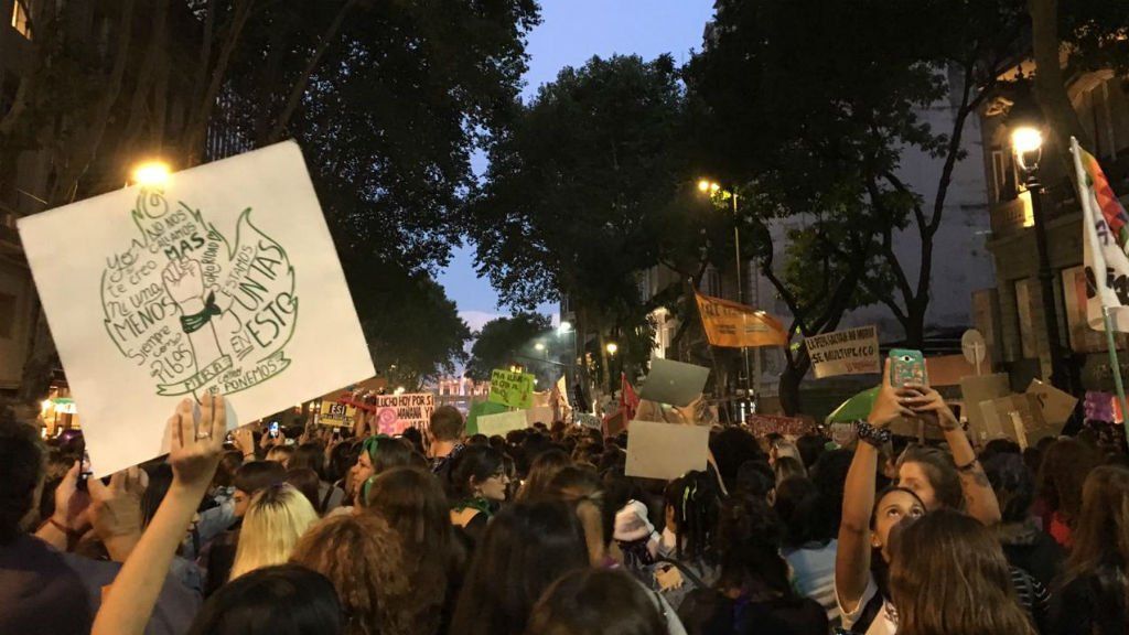 Multitudinaria movilización por el #8M: miles de mujeres se concentran en el Congreso y marchan a la Plaza de Mayo