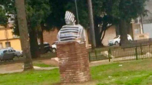 Un busto de Néstor Kirchner amaneció con uniforme de preso en Rosario