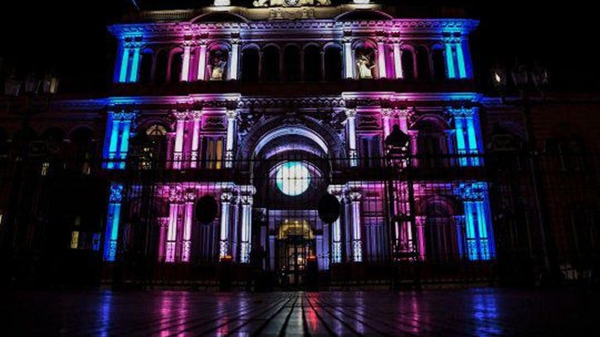 Ley de cupo trans para personas Travestis, Transexuales y Transgénero, la Casa Rosada se iluminó con los colores celeste, rosado y blanco, en forma vertical, a ambos costados del acceso principal, en calle Balcarce 50 (Foto: Casa Rosada).
