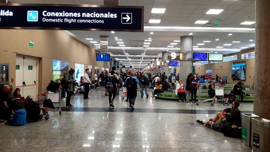 Demoras y cancelaciones de vuelos en Aeroparque por una sorpresiva asamblea de trabajadores