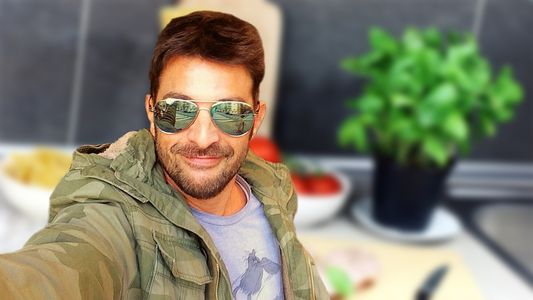 La particular forma de cocinar de Pablo Rago cantando un tema de Luis Miguel