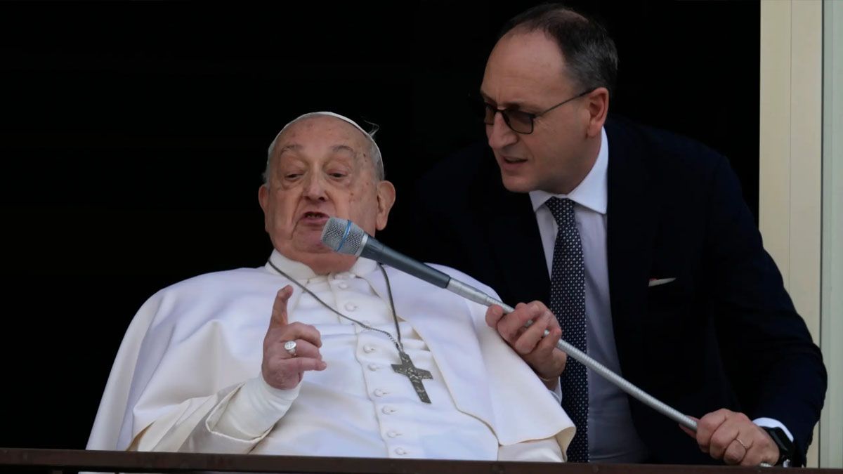 Massimiliano Strappetti, el secretario personal del papa Francisco, sostiene el micrófono en el balcón de la clínica Gemelli. (Foto: Gantileza Yahoo)