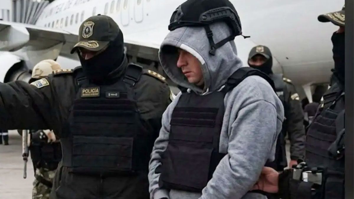 El momento del traslado de Cerimedo a una prisi&oacute;n de m&aacute;xima seguridad en Bolivia. (Foto: Gentileza LaRazon.bo)