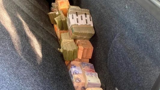 Detienen a un hombre en Mendoza que viajaba con miles de dólares, euros, reales y pesos debajo de los asientos