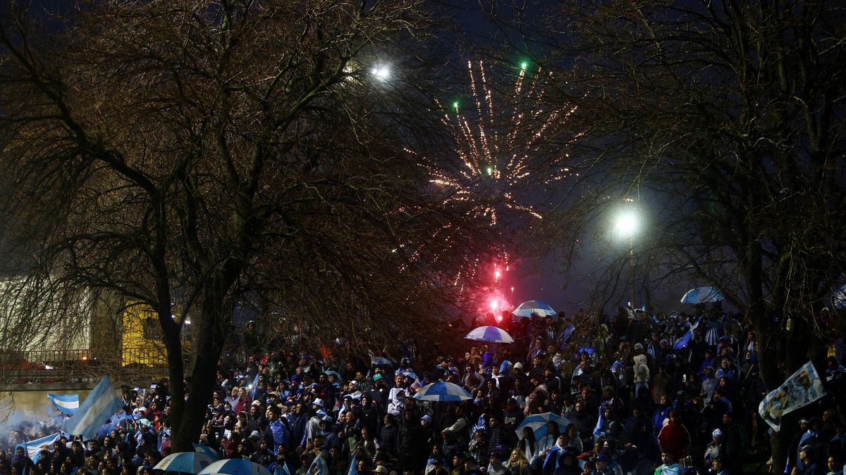 Los simpatizantes acompa&ntilde;aron el paso de la caravana con banderas, bombos y redoblantes, mientras se escuchaban c&aacute;nticos de apoyo para los futbolistas. (Foto: Reuters)