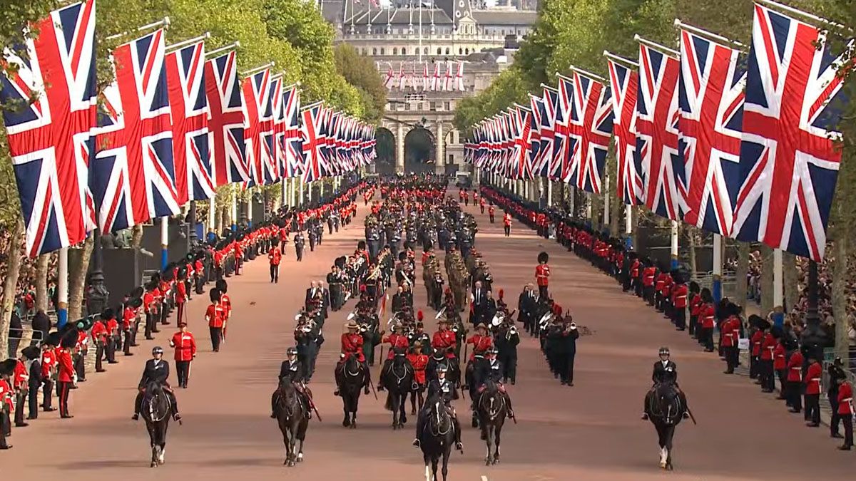 La caravana llega al palacio de Buckingham atravesando 