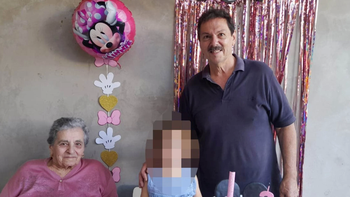 Está morada y con los labios violeta: revelan las sospechosas llamadas al 911 del acusado de matar a su madre