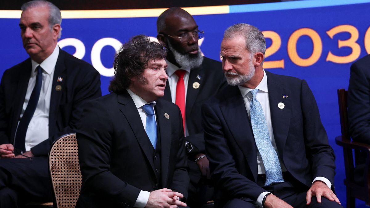 Javier Milei junto al rey Felipe VI de España en la ceremonia de asunción de Abelardo de la Espriella. (Foto: Reuters)