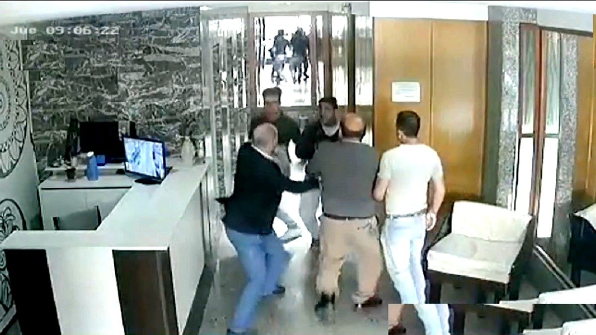 Uno de los agresores terminó detenido. Foto: captura de Tv.&nbsp;