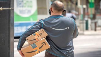 El hecho fue registrado por las cámaras del timbre de la propiedad. El video viralizado muestra el momento en que el repartidor se acerca a la puerta mientras lleva varios paquetes. El hecho fue registrado por las cámaras del timbre de la propiedad. El video viralizado muestra el momento en que el repartidor se acerca a la puerta mientras lleva varios paquetes.