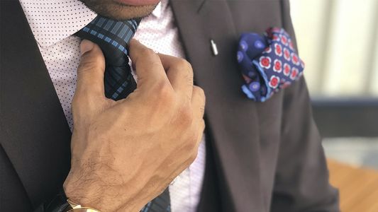 La revolución del NUDO DE LA CORBATA: era tan fácil hacerlo y nos complicábamos la vida