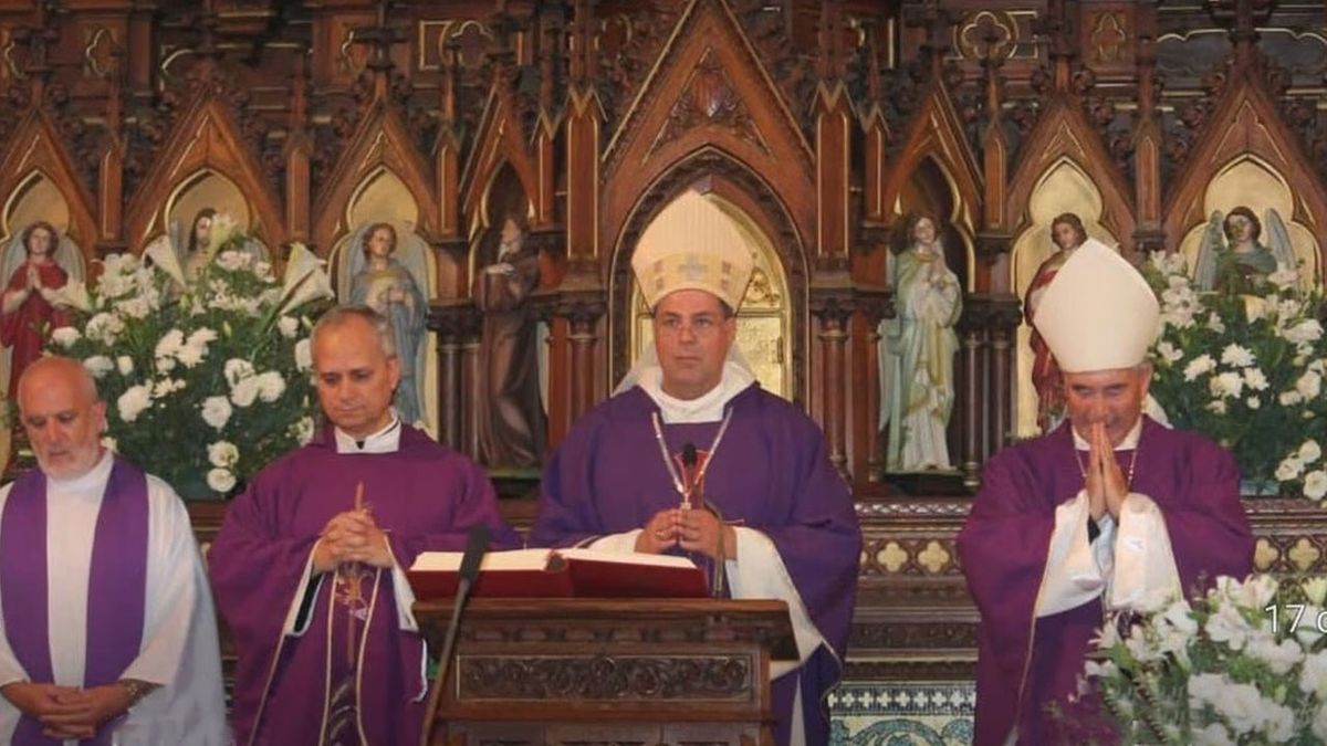 monseñor Robert Prevost participa de la celebración de la misa dada por monseñor Alberto Bochatey en la iglesia de San Agustín, en Buenos Aires, en 2013. (Foto: archivo)