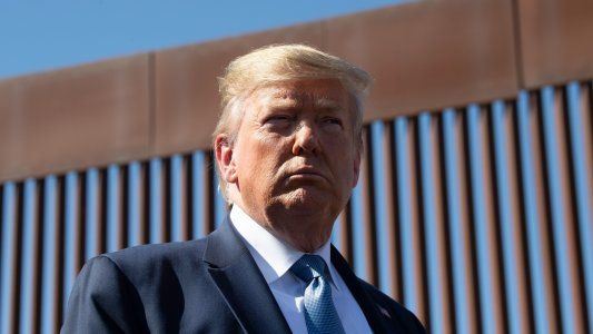 Según el New York Times, Trump ordenó dispararles en las piernas a los inmigrantes ilegales