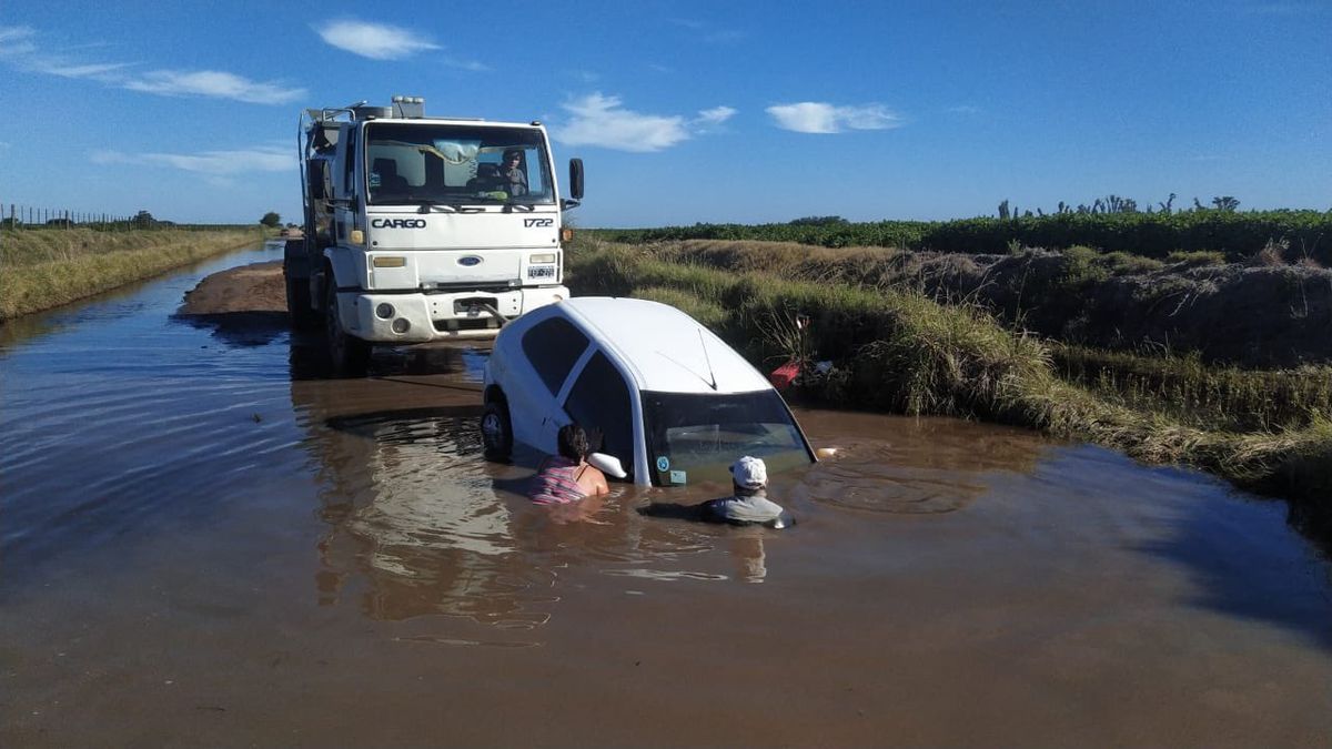 Otro más: un Fiat Palio terminó con la misma suerte que Rey. El agua de las lluvias en los caminos rurales