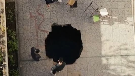No tocamos fondo: el misterioso pozo que apareció en el patio de una escuela