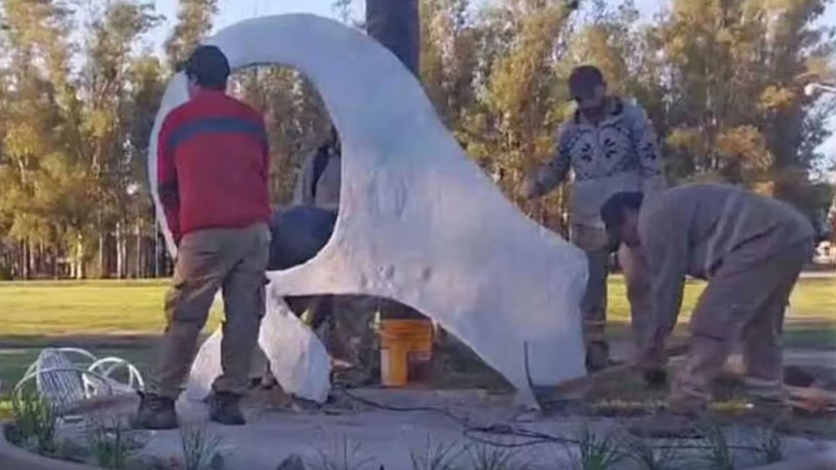 photoAsí removieron el monumento que homenajeba las a Madres y Abuelas de Plaza de Mayo en Córdoba (Foto: La Voz).