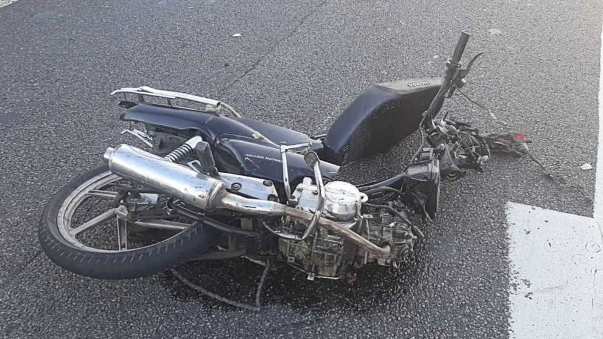 Un accidente fatal ocurrió este domingo, cuando una moto se subió de contramano a la autopista Acceso Oeste y chocó de frente contra un auto.