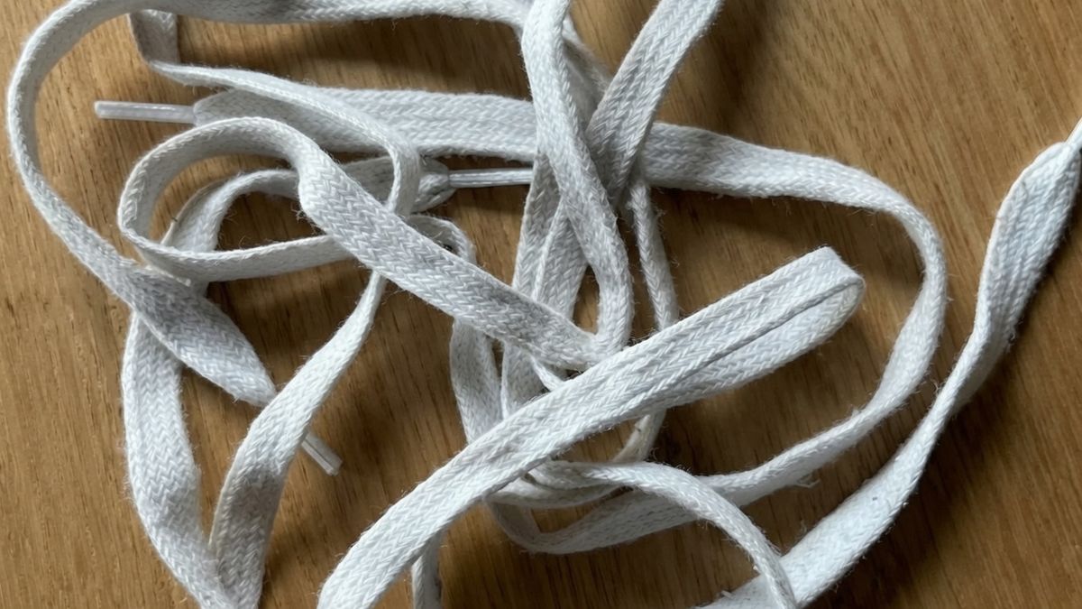 El truco de la botella permite limpiar los cordones de las zapatillas con pocos elementos y sin necesidad de usar el lavarropas.