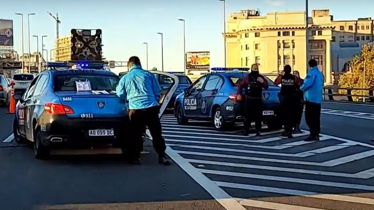 Agentes policiales establecieron un perímetro en la zona. Foto: gentileza Nuevos Baires.&nbsp;