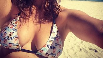 Se separó y sorprendió con su bikini de marineritos en la playa