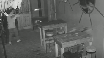 Video: un guardiacárcel atacó a escopetazos a empleados y clientes en un bar de Mercedes