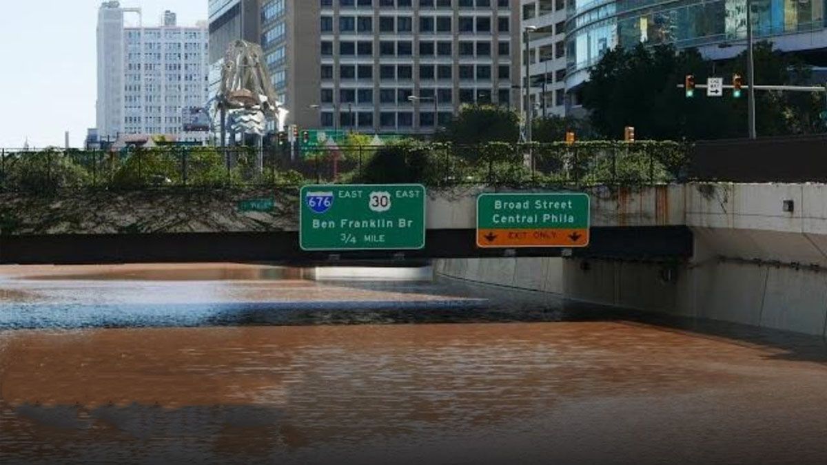 En algunos tramos, la interestatal 676 de Pensilvania, en el este de los Estados Unidos, qued&oacute; totalmente bajo el agua por las lluvias torrenciales sin precedente. (Foto Gentileza NYPost)