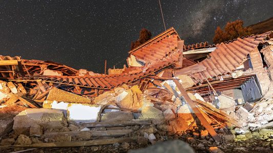 Sismos y muerte en Perú: buscan sobrevivientes entre los escombros