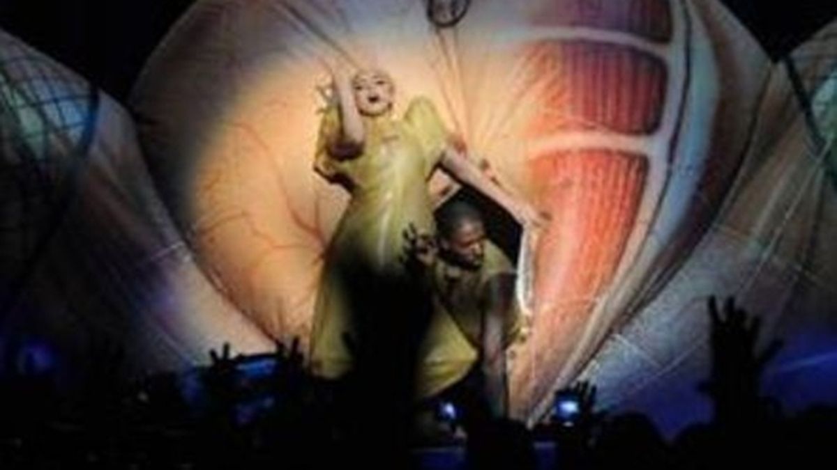 Lady Gaga sale de vagina inflable en concierto!