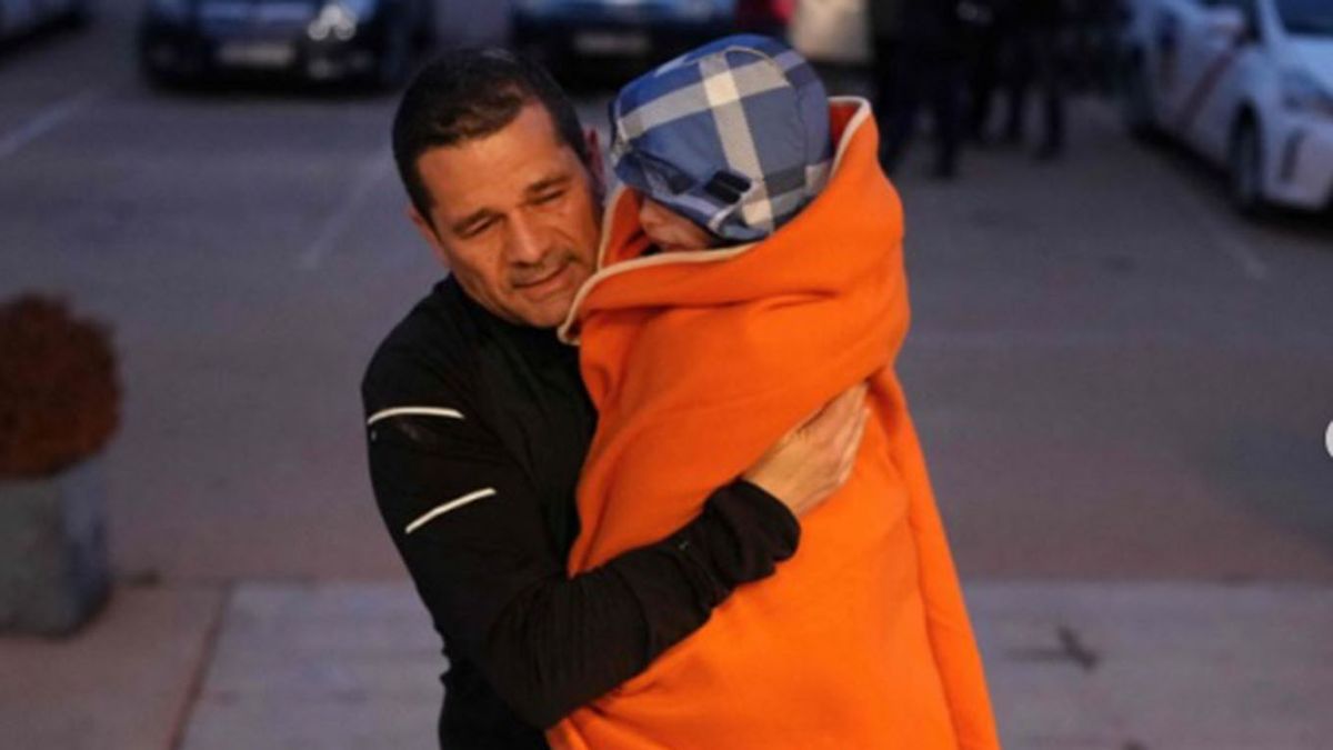 Un taxista de Madrid trae en brazos a un niño ucraniano
