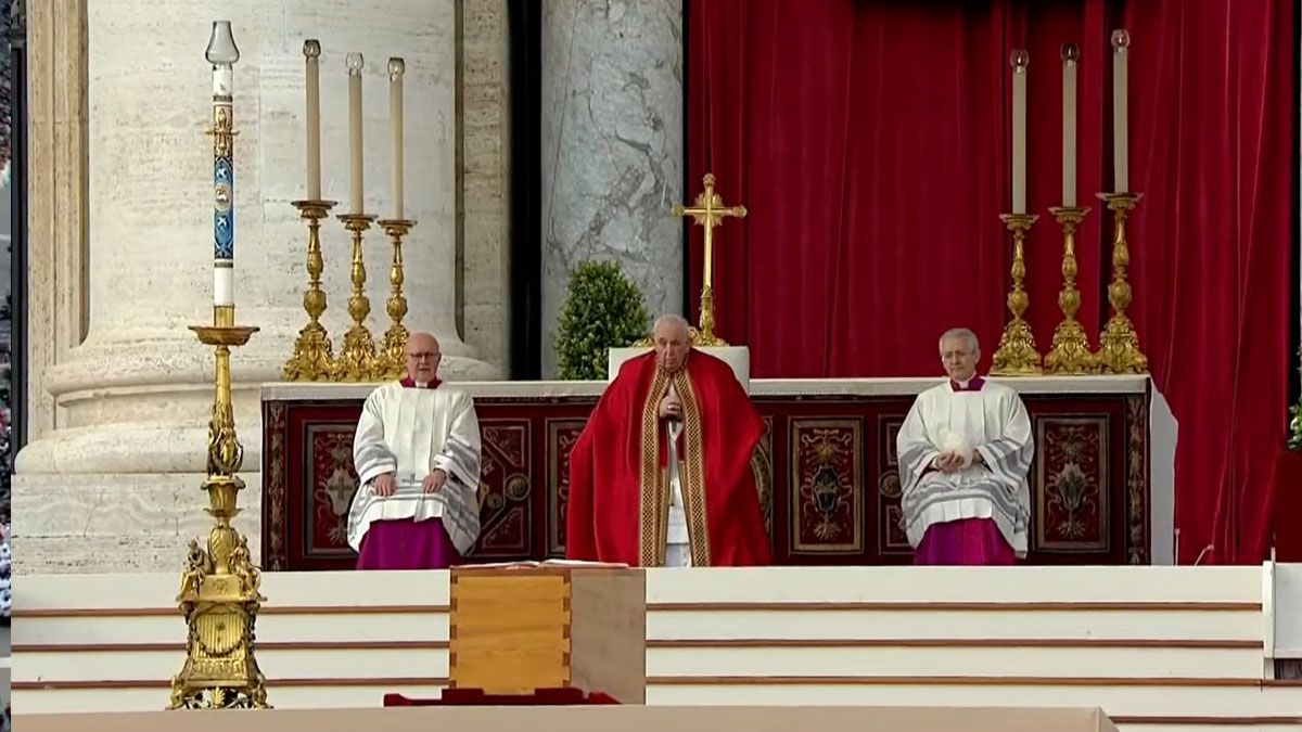 Francisco, en la homil&iacute;a del funeral de Benedicto XVI en la plaza de San Pedro (Foto: Captura de TV)