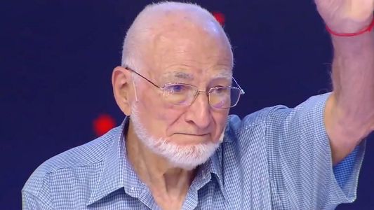 Los 8 escalones del millón: el jubilado de 87 años que sorprendió con su particular tatuaje