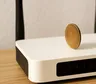 El truco de la moneda sobre el router WiFi: qué hay detrás y por qué los expertos lo relativizan