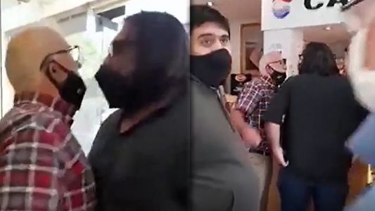 Roberto Baradel fue increpado en una pescadería de Mar del Plata y revoleó un teléfono