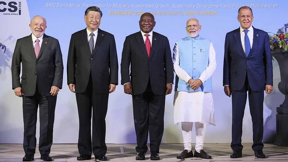 E presidente de Brasil, Luiz Inácio Lula da Silva; el presidente de China, Xi Jinping; el presidente de Sudáfrica, Cyril Ramaphosa; el primer ministro de India, Narendra Modi, y el ministro de Exteriores de Rusia, Sergey Lavrov, posan para una foto en un momento de la cumbre del grupo BRICS. (Foto: AP)